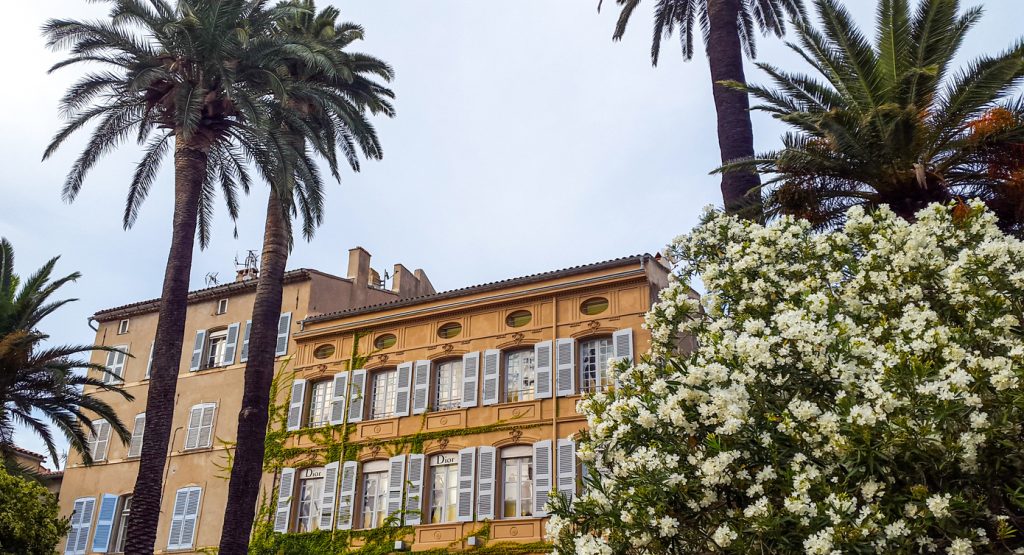 Photo - Les boutiques de Saint-Tropez dior des lices Photo - Restaurant Dior des lices - tourisme Saint Tropez
