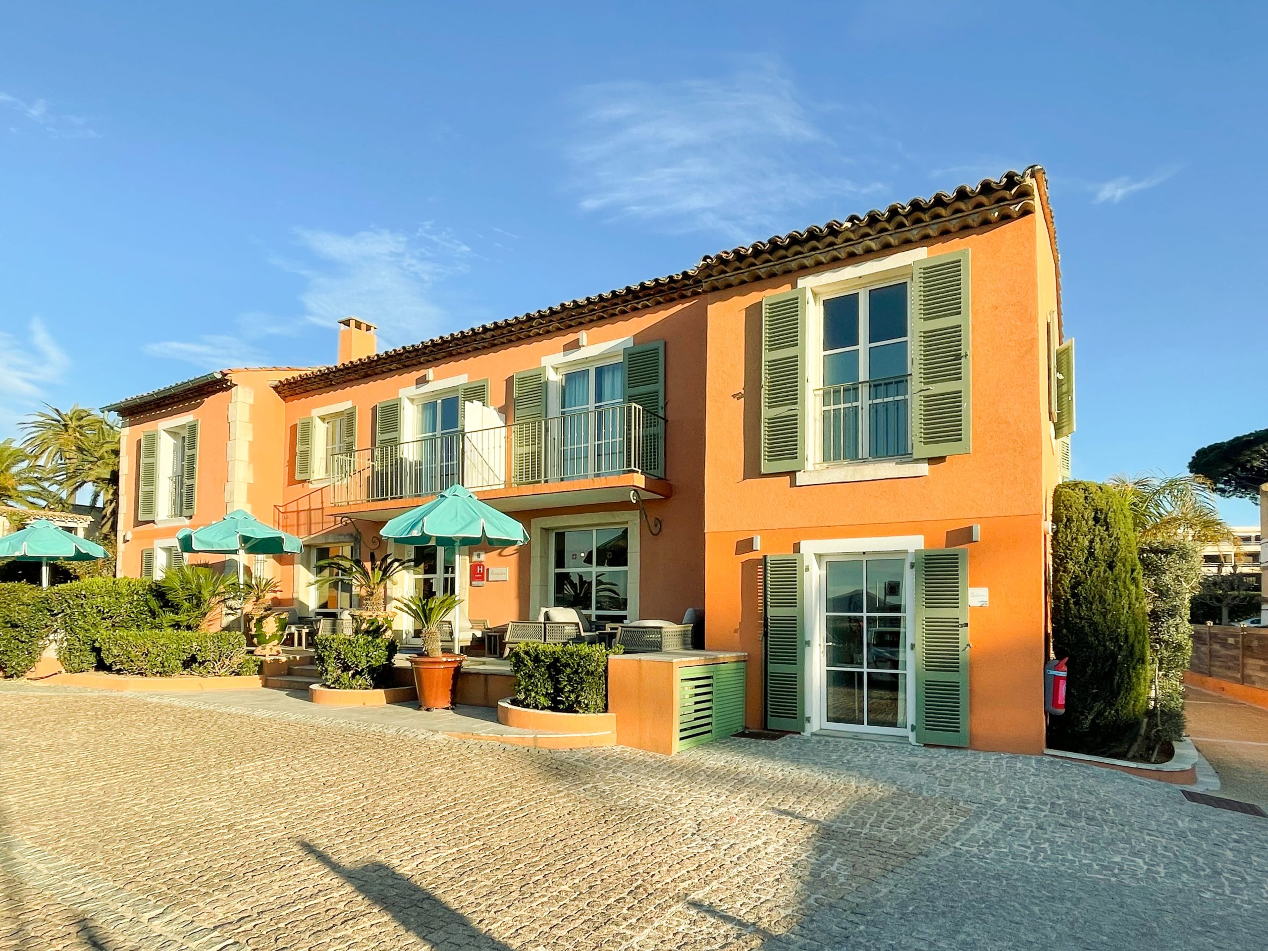 Photo - Hotel Le Mouillage scaled Photo - Hotel Le Mouillage ensoleillé - hotel le mouillage saint tropez